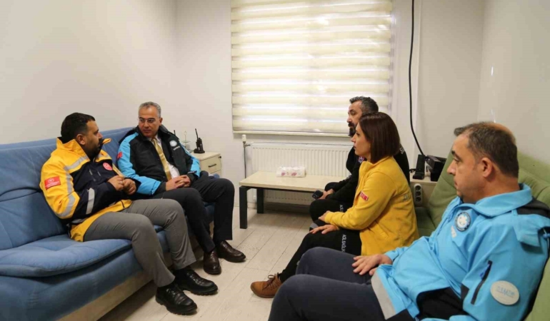 saglik-muduru-asilturk-112-cagri-merkezinde-yeni-gorevine-basladi-72EcpUhu.jpg