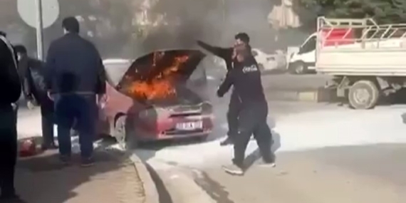 Seyir Halindeki Otomobil Alev Alev Yandı: Vatandaşlar Müdahele Etti