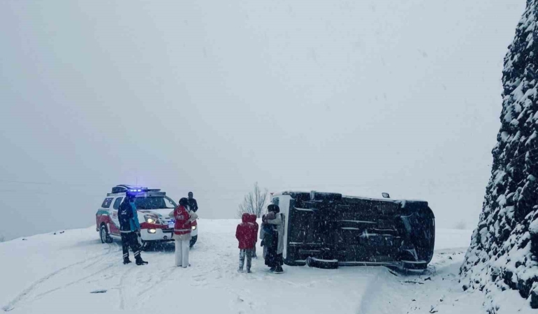siirtte-minibus-kazasi-6-kisi-yaralandi-1OXNSjXr.jpg