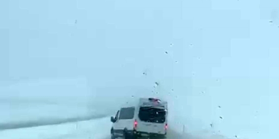 Siirt’te Minibüsün Kıl Payı Atlattığı Kazanın Görüntüleri Ortaya Çıktı