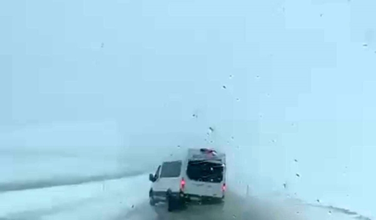 siirtte-minibusun-kil-payi-atlattigi-kazanin-goruntuleri-ortaya-cikti-DlXNUpj8.jpg