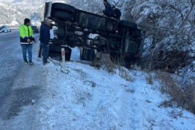 siirtte-tir-ve-minibus-kazasi-4-yarali-yWCEs5PR.jpg