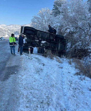 siirtte-tir-ve-minibus-kazasi-4-yarali-yWCEs5PR.jpg