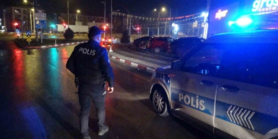 Silahla Yaralıyı Aracına Alıp Kaçan Şahıs Yol Kenarına Attı!