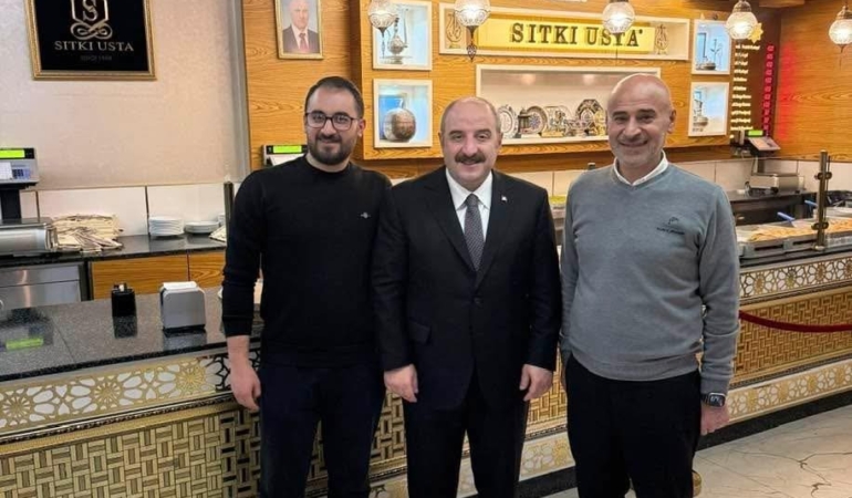 sitki-usta-devlet-erkanini-agirlarken-one-cikan-anlar-FBYydZ9Q.jpg