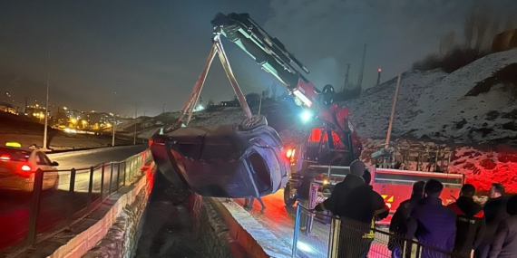 Su Kanalına Düşen Kontrolden Çıkan Otomobil: Bir Yaralı