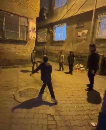 surun-gecesinde-umut-polis-ve-cocuklarin-top-oyunu-ruqHyUyI.jpg