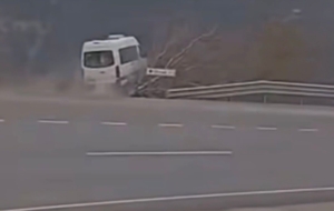 tarim-iscilerini-tasiyan-minibusun-sarampole-uctugu-kaza-ani-kamerada-yer-aldi-qU1XqZCK.jpg