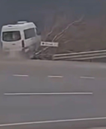 tarim-iscilerini-tasiyan-minibusun-sarampole-uctugu-kaza-ani-kamerada-yer-aldi-qU1XqZCK.jpg
