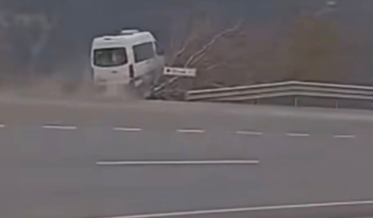 tarim-iscilerini-tasiyan-minibusun-sarampole-uctugu-kaza-ani-kamerada-yer-aldi-qU1XqZCK.jpg