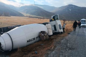 tatvan-hizan-yolunda-beton-mikseri-devrildi-1-kisi-yaralandi-XHKZm1V4.jpg
