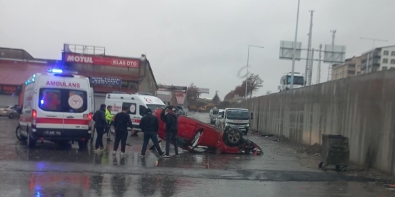 Tatvan’da Otomobil Köprülü Kavşaktan Uçarak Devrildi: 2 Yaralı