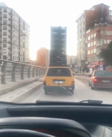 tavaninda-sebze-kasalari-tasiyan-otomobil-trafigi-tehlikeye-soktu-FM8SDZSl.jpg