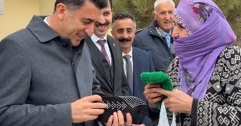tuncelinin-sicak-bulusmasi-yurekleri-isitan-anlar-U9dYbhTv.jpg
