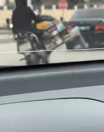 tup-yuklu-motosikletle-yapilan-tehlikeli-hareketler-kamera-kayitinda-9OIhlGQX.jpg