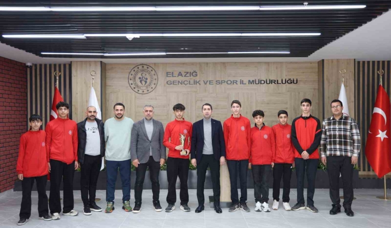 turkiyenin-en-genc-hokey-takiminin-tarihi-basarisi-rQ3n3hyW.jpg