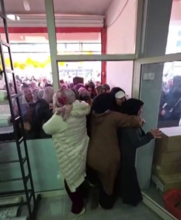 ucuz-firsat-pesinde-kadinlarin-ezilme-tehlikesi-IOaBeflF.jpg