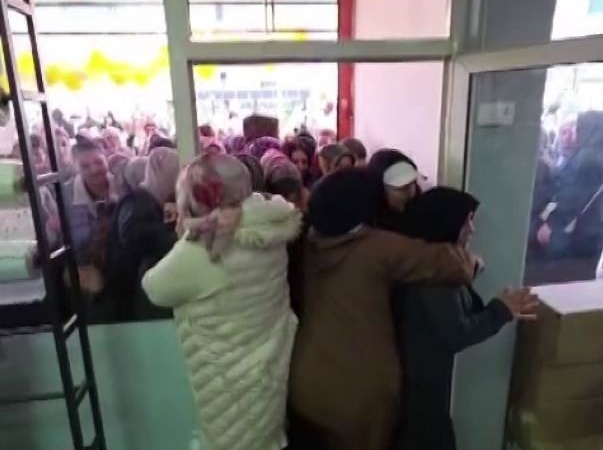ucuz-firsat-pesinde-kadinlarin-ezilme-tehlikesi-IOaBeflF.jpg