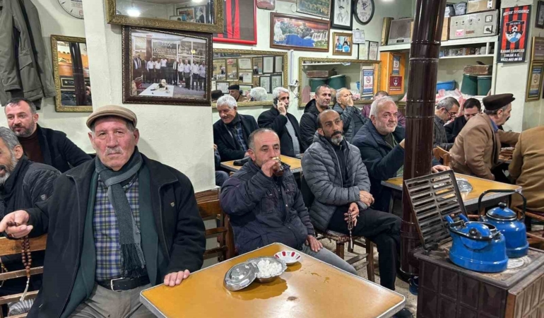 vanda-83-yillik-soba-basinda-cay-gelenegi-bir-kulturun-sicak-dumani-Fb4F3nrS.jpg