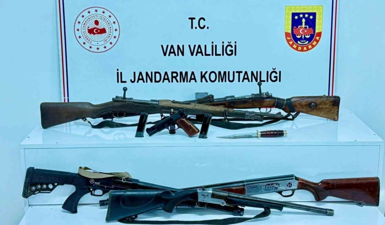 vanda-ele-gecirilen-silah-ile-bir-kisi-gozaltina-alindi-FXd2kAGk.jpg