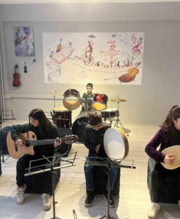vefali-es-hayatini-kaybeden-kocasinin-anisina-kutuphane-ve-muzik-atolyesi-kurdu-bir-sevgi-hikayesi-QNWXWH7g.jpg