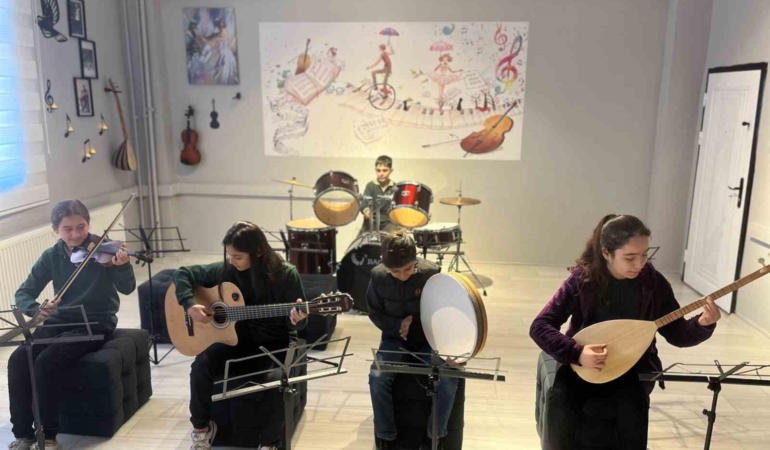 vefali-es-hayatini-kaybeden-kocasinin-anisina-kutuphane-ve-muzik-atolyesi-kurdu-bir-sevgi-hikayesi-QNWXWH7g.jpg