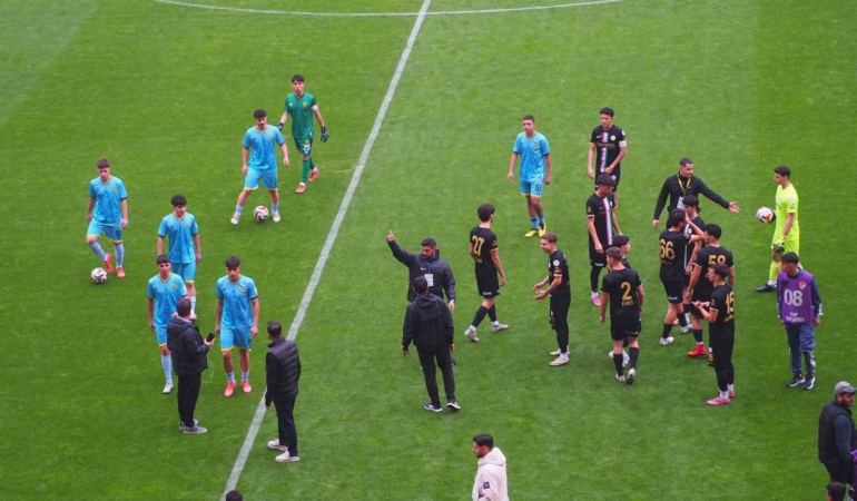 yeni-malatyaspor-7-oyuncu-ile-saha-cikinca-mac-oynanamadi-z7uvVa4F.jpg