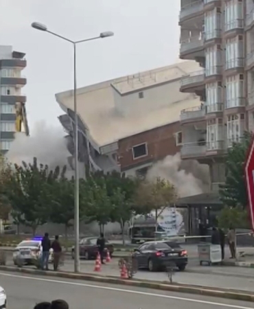 yikim-aninda-korna-sesiyle-agir-hasarli-bina-yerle-bir-oldu-facianin-esiginden-donulus-FePacQSJ.jpg