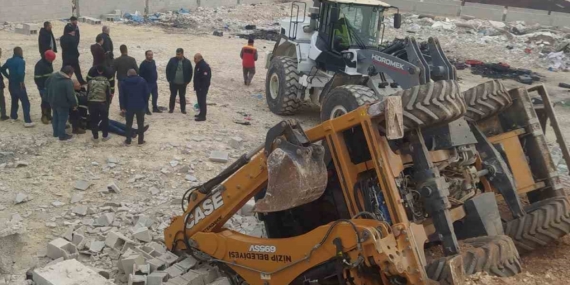 Yol Çökmesi Sonucu Kepçe Devrildi: Operatör Yaralandı