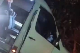 yolcu-minibusu-sarampolde-sikisti-buyuk-tehlike-atlatti-69iS3Agw.jpg