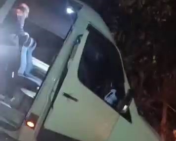Yolcu Minibüsü Şarampolde Sıkıştı: Büyük Tehlike Atlattı!