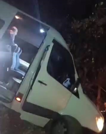 yolcu-minibusu-sarampolde-sikisti-buyuk-tehlike-atlatti-69iS3Agw.jpg