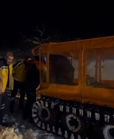 afad-hasta-kadinin-kurtarilmasi-icin-paletli-aracla-goz-doldurdu-aBAHmBtC.jpg