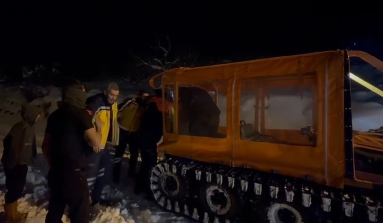 afad-hasta-kadinin-kurtarilmasi-icin-paletli-aracla-goz-doldurdu-aBAHmBtC.jpg