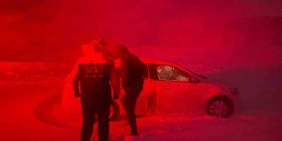 Ağrı’da AFAD Ekiplerinin Mahsur Kalan Vatandaşlara İletişimi Sağlaması