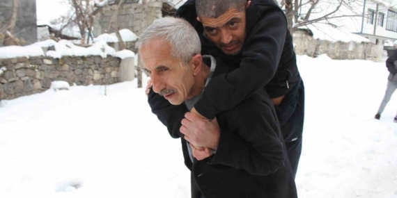 Annesinin Mezarı İçin Talep Ettiği Sandalyeye Kavuştu
