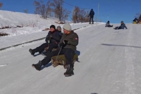 askalede-dondurucu-soguklarda-cocuklarin-kayak-eglencesi-D1DYOElV.jpg