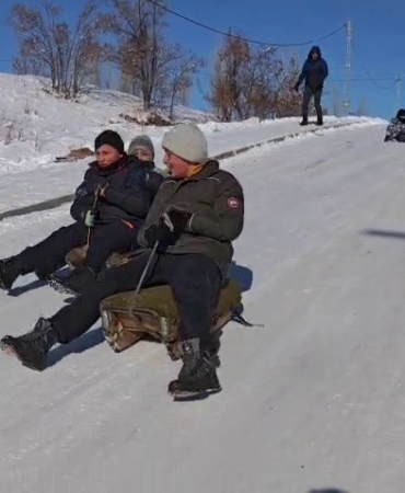 askalede-dondurucu-soguklarda-cocuklarin-kayak-eglencesi-D1DYOElV.jpg