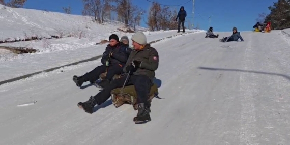 Aşkale’de Dondurucu Soğuklarda Çocukların Kayak Eğlencesi