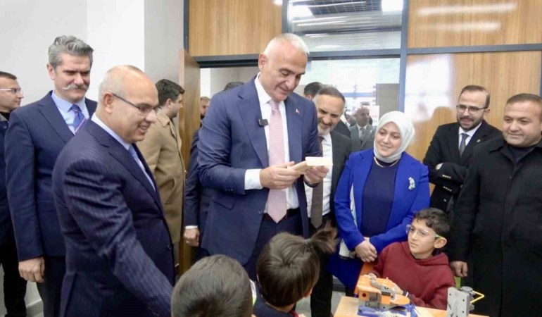 bakan-ersoy-kutuphaneler-gelecegin-teminati-genclerimizi-yetistiriyor-CXYuWyV1.jpg