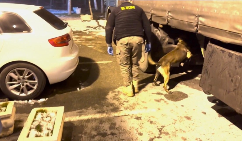 batman-polisinin-nefes-kesen-uyusturucu-operasyonu-tirda-51-kilo-ilac-yakalandi-T1t9irND.jpg