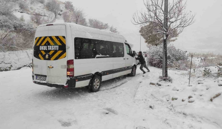 batmanda-kar-firtinasi-96-noktada-mahsur-kalma-olaylari-eS1gG8dp.jpg