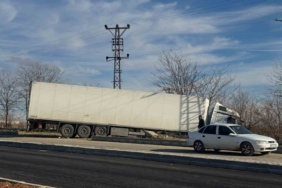 batmanda-tir-ve-minibus-carpisti-6-kisi-yaralandi-9gAIeAVR.jpg