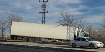batmanda-tir-ve-minibus-carpisti-6-kisi-yaralandi-9gAIeAVR.jpg