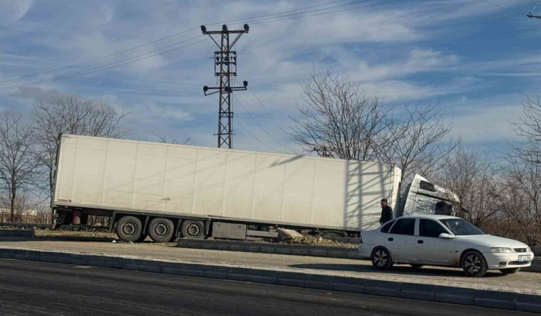batmanda-tir-ve-minibus-carpisti-6-kisi-yaralandi-9gAIeAVR.jpg
