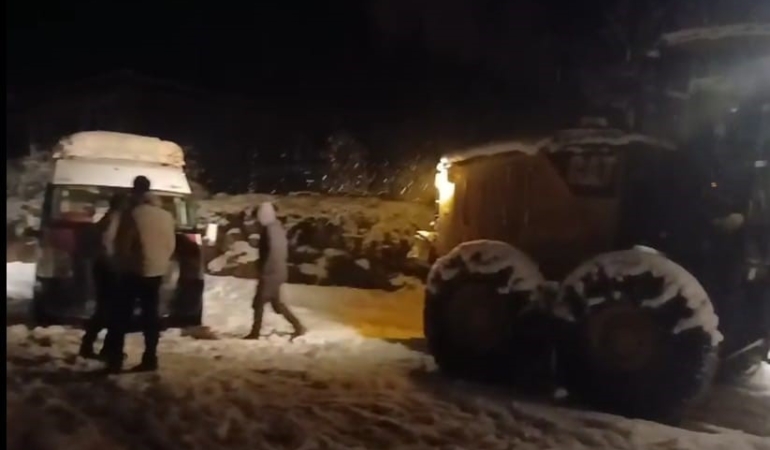 batmanin-koy-yolunda-mahsur-kalan-10-kisi-kurtarildi-SW5LUIVC.jpg