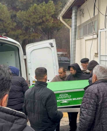 bicakli-kavgada-hayatini-kaybeden-genc-icin-cenaze-toreni-duzenlendi-FzUm9Vqe.jpg