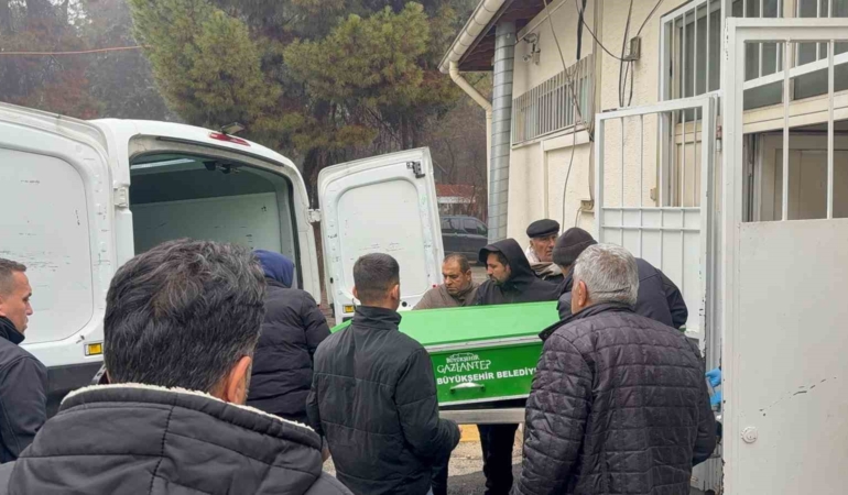 bicakli-kavgada-hayatini-kaybeden-genc-icin-cenaze-toreni-duzenlendi-FzUm9Vqe.jpg