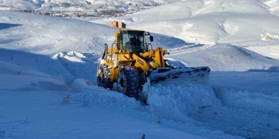 Bingöl’de Yoğun Kar Yağışı Sonrası Köy Yollarında Canlı Çalışmalar