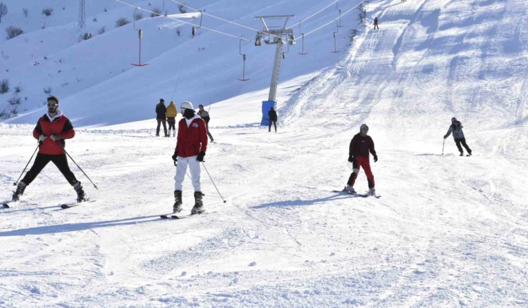 bitliste-kar-yagisi-sonrasi-kayak-tesislerinde-artan-yogunluk-YjrKWO9s.jpg
